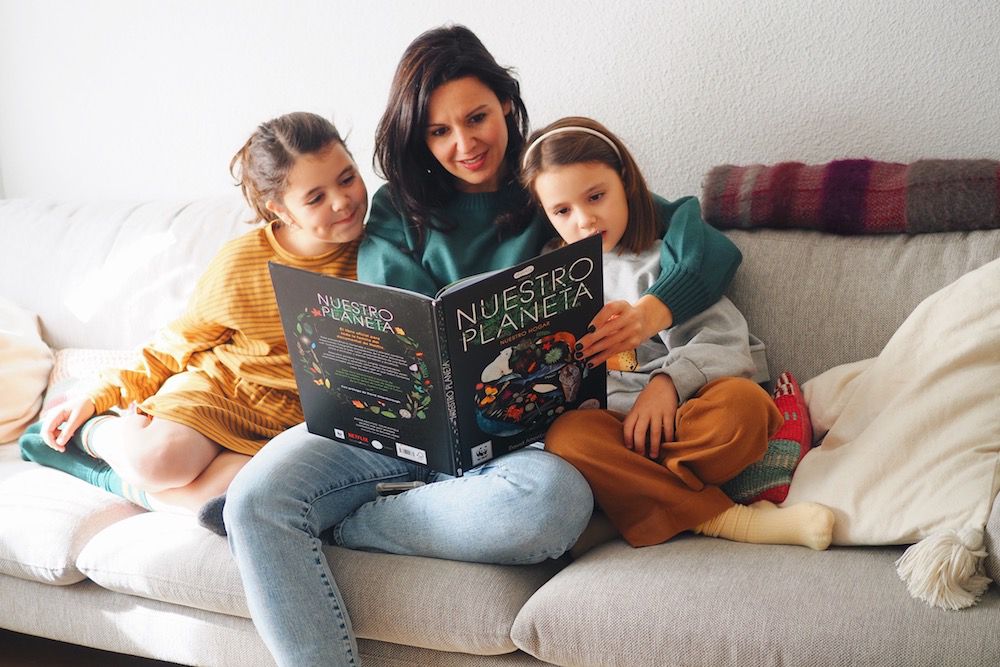 beatriz millán leyendo junto a sus hijas